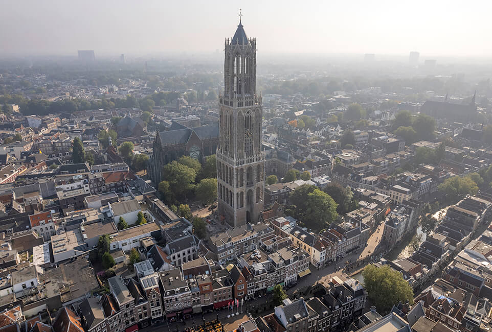 Dronefoto Domtoren weer zonder steigers.