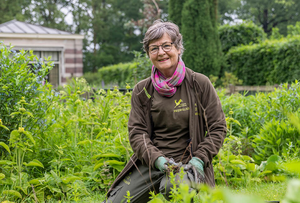 Vrijwilliger Utrechts Landschap in de kloostertuin van Landgoed Oostbroek i.o.v. Stichting het Utrechts Landschap