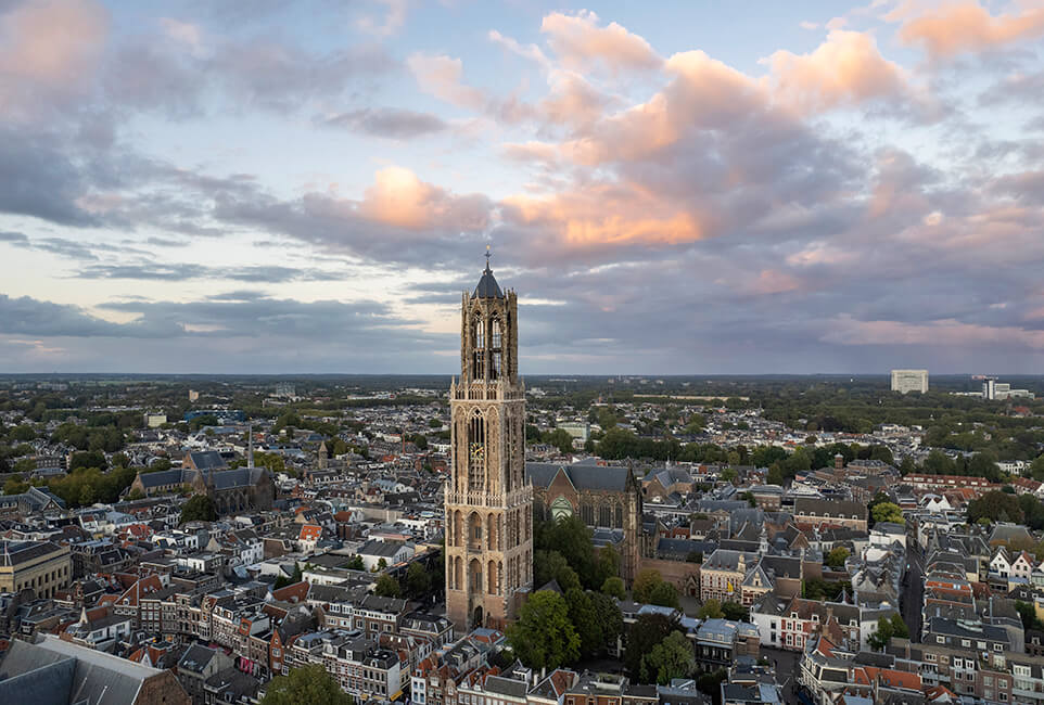 Domtoren en Domkerk met drone, na de restauratie september 2024