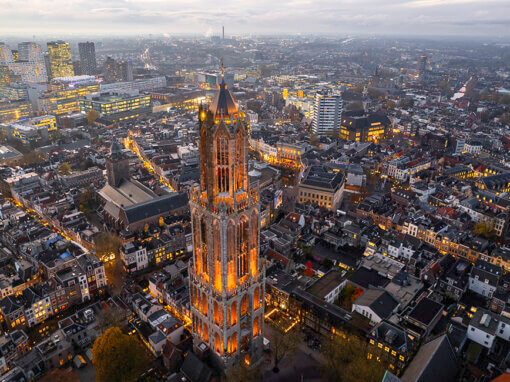 Utrechtse Dom met nieuwe verlichting na grootschalige recente restauratie.