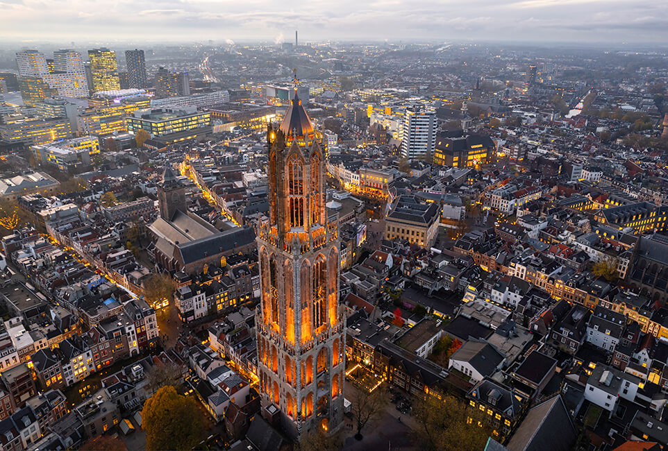 Utrechtse Dom met nieuwe verlichting na grootschalige recente restauratie.