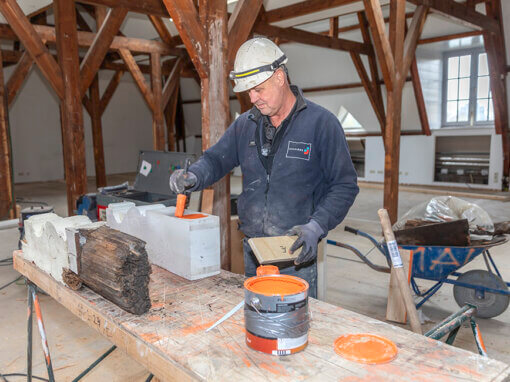 Vakman tijdens restauratiewerkzaamheden Rijksmonument Koninklijke Munt, Utrecht i.o.v. Jurriëns Bouw.