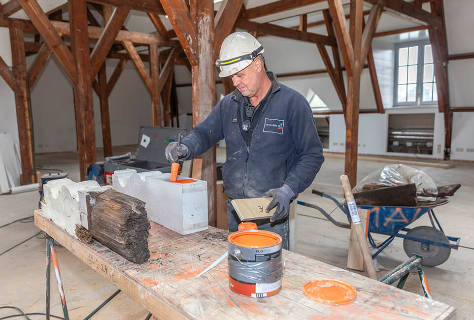 Vakman tijdens restauratiewerkzaamheden Rijksmonument Koninklijke Munt, Utrecht i.o.v. Jurriëns Bouw.