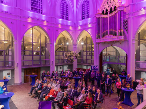 Fotografie evenement 50 jaar Samenwerkingsorganisatie Monumenteneigenaren (SOM) in Amstelkerk, Amsterdam i.o.v. SOM