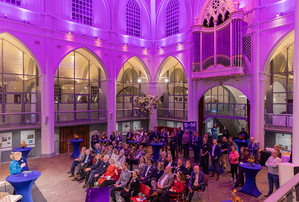 Fotografie evenement 50 jaar Samenwerkingsorganisatie Monumenteneigenaren (SOM) in Amstelkerk, Amsterdam i.o.v. SOM