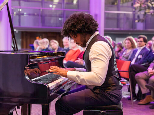 Pianist tijdens evenement 50 jaar Samenwerkingsorganisatie Monumenteneigenaren (SOM) i.o.v. SOM