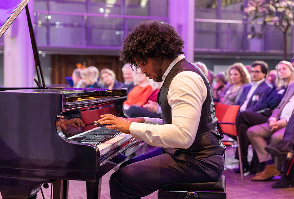 Pianist tijdens evenement 50 jaar Samenwerkingsorganisatie Monumenteneigenaren (SOM) i.o.v. SOM