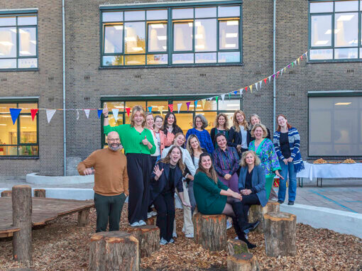 Groepsportret personeel Van Asch van Wijckschool Utrecht tijdens de feestelijke heropening van het pas gerenoveerde schoolgebouw i.o.v. Van Asch van Wijckschool